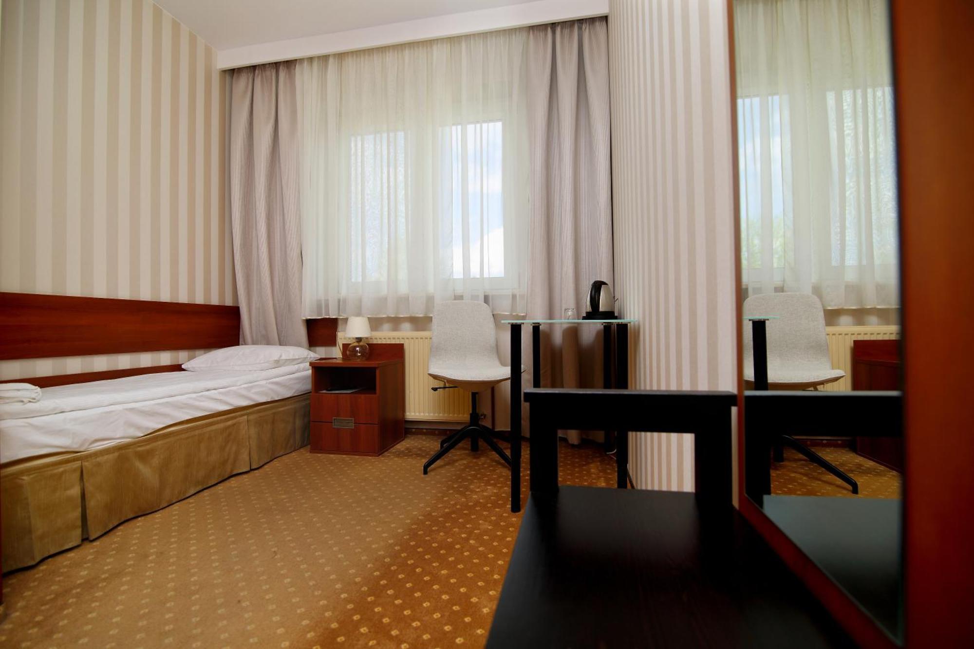 Amadeus Motel Łomża Екстериор снимка